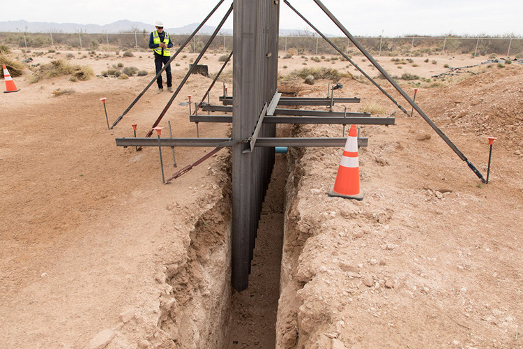 Mặc dù được làm hoàn toàn bằng thép nhưng trên thực tế mẫu tường này không thể can được bước tiếp của người nhập cư trái phép, nói cách khác nó chỉ làm họ mất nhiều thời gian hơn để vượt biên qua Mỹ. Ảnh: Business Insider.