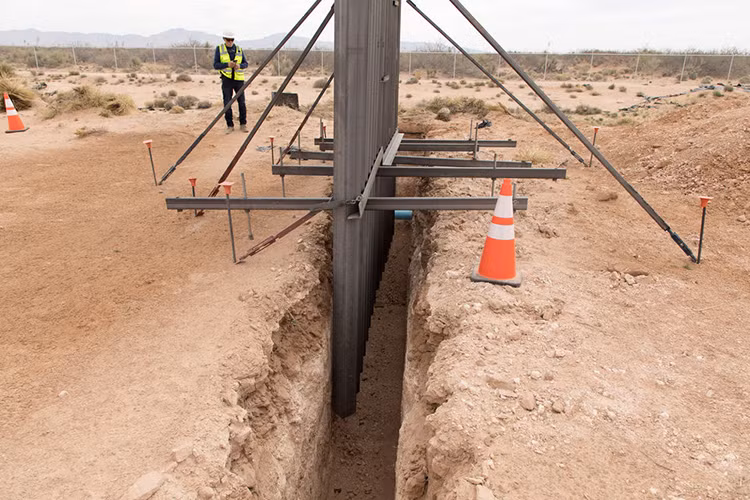 Mặc dù được làm hoàn toàn bằng thép nhưng trên thực tế mẫu tường này không thể can được bước tiếp của người nhập cư trái phép, nói cách khác nó chỉ làm họ mất nhiều thời gian hơn để vượt biên qua Mỹ. Ảnh: Business Insider.
