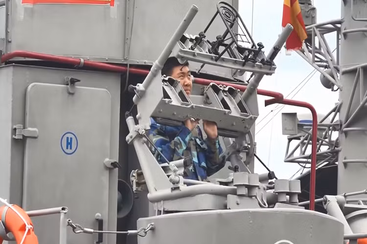Trong ảnh là vị trí xạ thủ điều khiển hải pháo AK-230 trên tàu tên lửa “361”. Nguồn ảnh: Báo Hải quân Việt Nam.