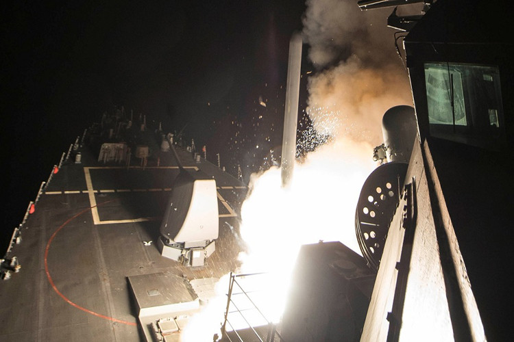 Có lẽ thế giới chưa bao giờ đứng trước nguy cơ về một cuộc thế chiến lớn như thế này kể từ khi Chiến tranh Lạnh kết thúc vào đầu những năm 1990 cùng với sự tan rã của Liên Xô. Và cuộc chiến ở Syria đang trở thành một tiền đề nguy hiểm trước nguy cơ đối đầu quân sự giữa các cường quốc trên thế giới, mà cụ thể ở đây là Mỹ - các phương Tây và bên còn lại chính là Nga. Nguồn ảnh: Wall Street Journal.