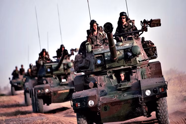 Cả Anh và Pháp cũng đều có các căn cứ quân sự ở nước ngoài, tuy nhiên các căn cứ này đa phần đóng vai trò tiền đồn hơn là một căn cứ có khả năng triển khai quân quy mô lớn, khiến khả năng triển khai quân của hai quốc gia này phải mất tới 36 giờ. Nguồn ảnh: Army.mil.