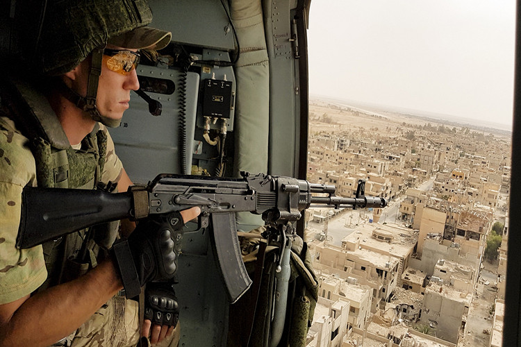 Nga có khá ít căn cứ quân sự ở nước ngoài và chỉ hiện diện quân sự ở một số quốc gia đồng mình, hầu hết đều tập trung ở các nước Đông Âu và Trung Á từng thuộc Liên Xô trước đây, quy mô các căn cứ này cũng hạn chế và đa phần là dành cho phòng thủ. Nguồn ảnh: MintPress News.