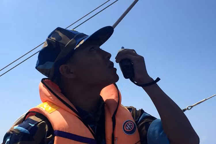 Chỉ huy tàu 286 phát lệnh chuẩn bị căng buồm.