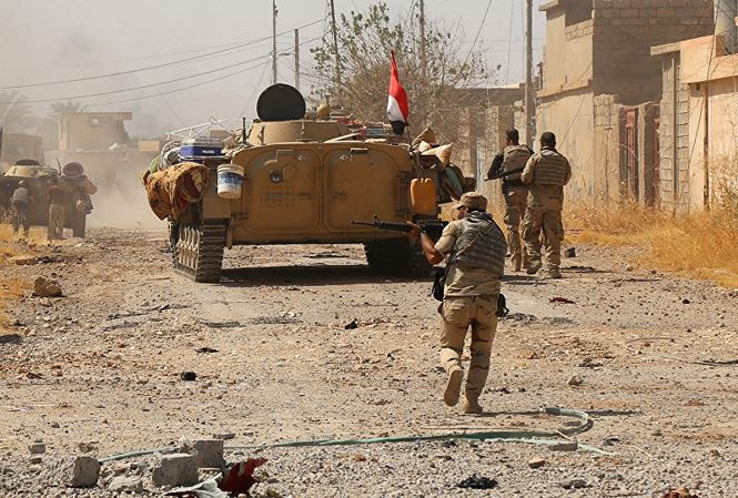 Binh sĩ Iraq trong một cuộc giao tranh với IS. Ảnh: Reuters