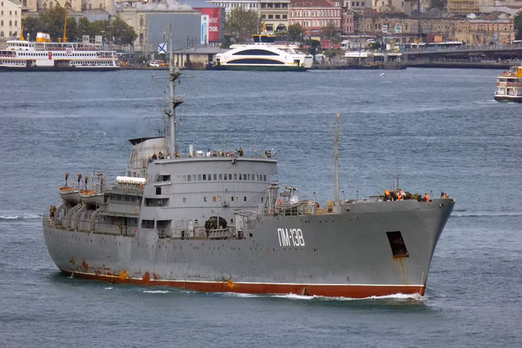 Một mẫu tàu vận tải quân sự khác thường được Hải quân Nga sử dụng ở Syria là lớp tàu Amur, nhiệm vụ chính của nó cũng là vận tải vũ khí, đạn dược từ Nga qua Syria. Nguồn ảnh: liveuamap‏.