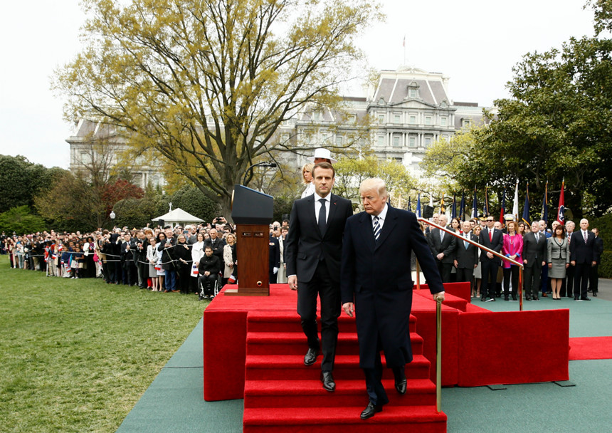 "Ai cũng biết quan điểm của tôi về thỏa thuận hạt nhân Iran. Đó là một thỏa thuận tồi tệ. Nó đáng ra không nên tồn tại", ông Trump nói ngay cạnh người đồng cấp Pháp. Trong khi đó, Tổng thống Macron gọi thỏa thuận này là "quan trọng" và nhấn mạnh quan điểm nó là một phần trong chiến lược khu vực. "Chúng ta phải xem nó như một phần của bức tranh rộng lớn hơn về an ninh khu vực", ông nói.