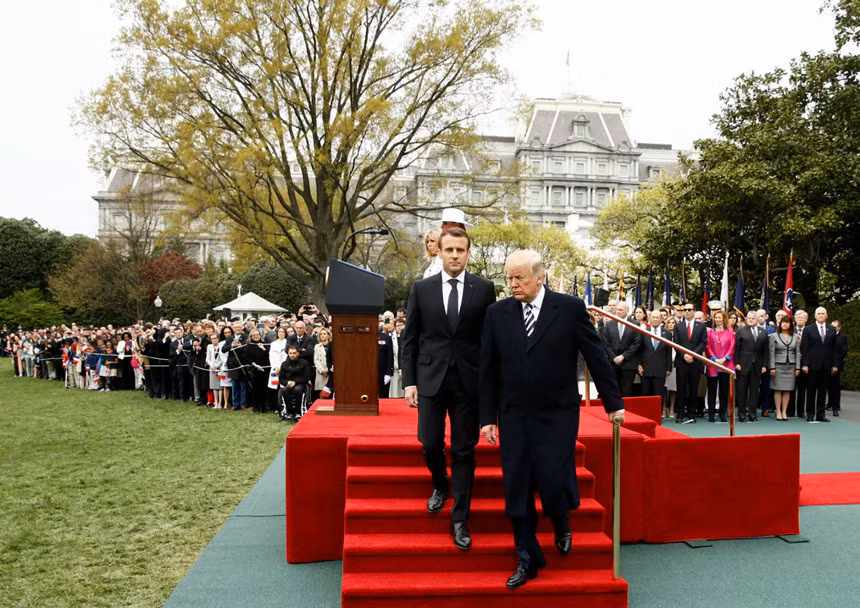 "Ai cũng biết quan điểm của tôi về thỏa thuận hạt nhân Iran. Đó là một thỏa thuận tồi tệ. Nó đáng ra không nên tồn tại", ông Trump nói ngay cạnh người đồng cấp Pháp. Trong khi đó, Tổng thống Macron gọi thỏa thuận này là "quan trọng" và nhấn mạnh quan điểm nó là một phần trong chiến lược khu vực. "Chúng ta phải xem nó như một phần của bức tranh rộng lớn hơn về an ninh khu vực", ông nói.