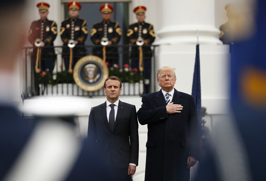 Hãng tin CBS cho biết lễ đón chính thức của Tổng thống Mỹ Donald Trump đối với Tổng thống Pháp Emmanuel Macron diễn ra vào sáng 24/4. Lễ đón diễn ra ở Bãi cỏ phía Nam của Nhà Trắng với 21 phát đại bác chào mừng, màn duyệt binh với 500 binh sĩ thuộc 5 nhánh quân đội.