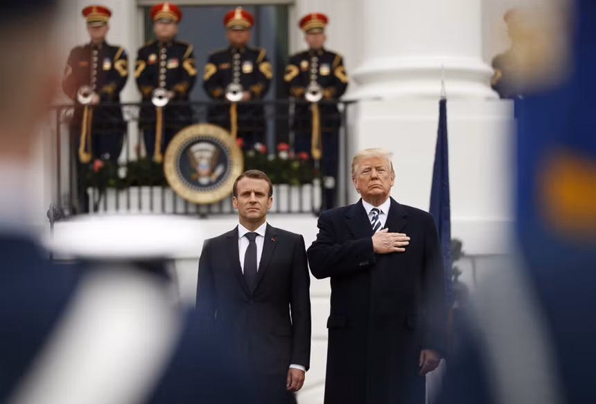 Hãng tin CBS cho biết lễ đón chính thức của Tổng thống Mỹ Donald Trump đối với Tổng thống Pháp Emmanuel Macron diễn ra vào sáng 24/4. Lễ đón diễn ra ở Bãi cỏ phía Nam của Nhà Trắng với 21 phát đại bác chào mừng, màn duyệt binh với 500 binh sĩ thuộc 5 nhánh quân đội.