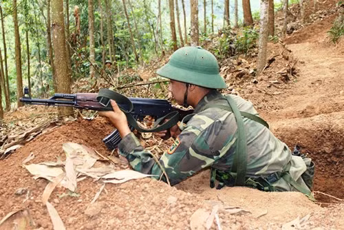 Thực hành chỉ huy trong chiến đấu phòng ngự.