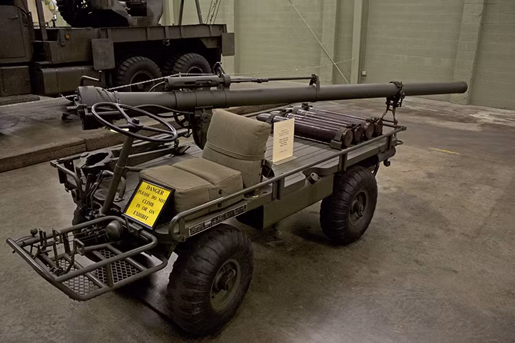 Tuy vậy, tên tuổi của súng chống tăng M40 không gắn liền với M113 mà lại là với mẫu xe quân sự đa dụng M274 của Quân đội Mỹ, với M274 khả năng cơ động của M40 được cải thiện đáng kể, nó thể được triển khai ở bất kỳ đâu từ núi cao cho tới rừng sau, hay thậm chí ngay trong những con hẻm nhỏ trong đô thị. Nguồn ảnh: Wikipedia.