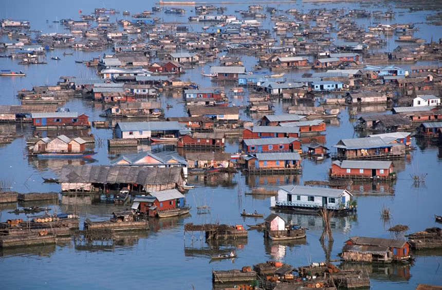 New York Times nhận định rằng rất dễ để quy kết rằng những ngôi làng nổi là hậu quả của những cuộc tị nạn chính trị. Dù vậy, lịch sử những ngôi làng này dài và có nhiều điểm chưa rõ ràng. Nhà thám hiểm người Pháp Henri Mouhot, người "khám phá" Angkor Wat vào thập niên 1850 - dù nó chưa từng "thất lạc" trong mắt cư dân địa phương, từng ghi chép về một cộng đồng người sống trên sông ở Phnom Penh với khoảng 20.000 người, gấp đôi số người sống trên cạn. Ông diễn tả đó là một cuộc sống với những ghe thuyền nơi người Khmer lẫn người Việt sinh sống, buôn bán cạnh nhau. Ảnh: Getty.