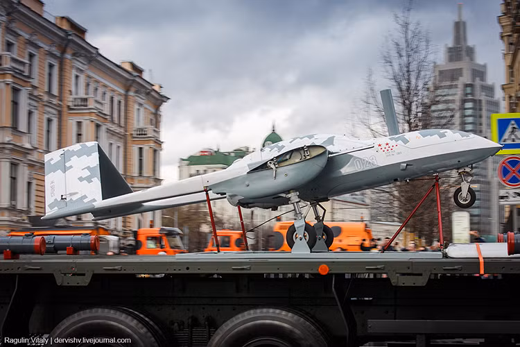 Theo những thông tin được Bộ Quốc phòng Nga công bố, trong lễ duyệt binh Ngày Chiến thắng 2018, Nga sẽ huy động hơn 13.000 binh sĩ, 159 loại vũ khí và 75 máy bay các loại khác nhau. Nguồn ảnh: LiveJournal.