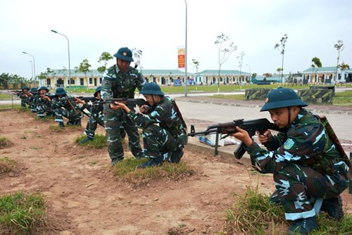 Cán bộ bán sát đơn vị kiểm tra, sửa tập cho bộ đội.