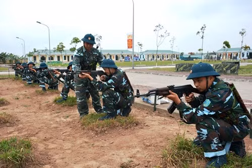 Cán bộ bán sát đơn vị kiểm tra, sửa tập cho bộ đội.