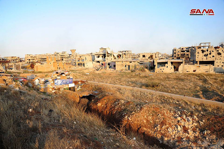 Trong ảnh ta có thể thấy một phần còn lại của thị trấn Erbin đổ nát với hệ thống đường hào chạy dọc thị trấn vẫn chưa được quân nổi dậy xây dựng xong. Ảnh: Sana.