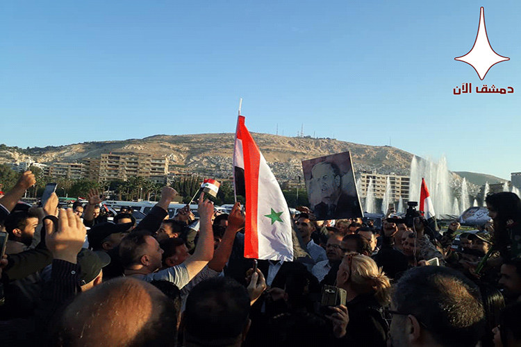 Hình ảnh người dân Syria tập trung tại một quảng trường ở Damascus ăn mừng chiến thắng sau đợt không kích của Mỹ và đồng minh. dimashq.now