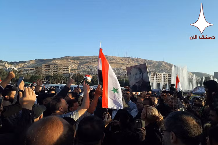 Hình ảnh người dân Syria tập trung tại một quảng trường ở Damascus ăn mừng chiến thắng sau đợt không kích của Mỹ và đồng minh. dimashq.now