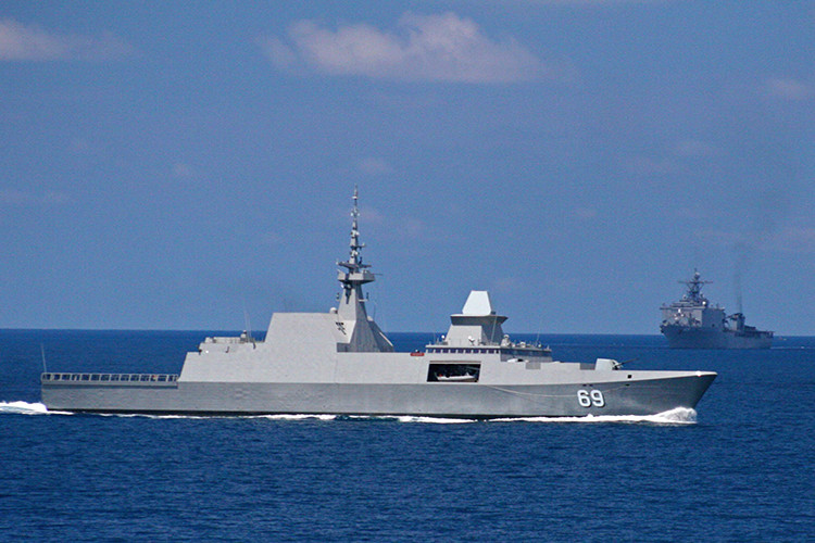 Lớp tàu khu trục này có độ giãn nước chỉ 3200 tấn, chiều dài tàu đạt 114,8 mét, lườn rộng 16,3 mét và có mớm nước tối đa 6 mét. Tàu được trang bị 4 máy phát diesel với mỗi máy sản xuất ra 860 kilowatts, cung cấp tổng cộng 3440kW cho phép nó có thể di chuyển trên biển với tốc độ tối đa khoảng 27 hải lý trên giờ, tương đương với khoảng 50 km/h. Nguồn ảnh: Wikimedia.