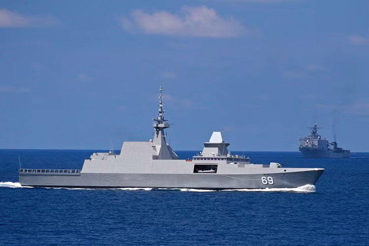 Lớp tàu khu trục này có độ giãn nước chỉ 3200 tấn, chiều dài tàu đạt 114,8 mét, lườn rộng 16,3 mét và có mớm nước tối đa 6 mét. Tàu được trang bị 4 máy phát diesel với mỗi máy sản xuất ra 860 kilowatts, cung cấp tổng cộng 3440kW cho phép nó có thể di chuyển trên biển với tốc độ tối đa khoảng 27 hải lý trên giờ, tương đương với khoảng 50 km/h. Nguồn ảnh: Wikimedia.