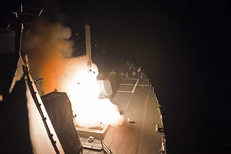 Chuyên gia này cũng đề cập tới giả thiết Washington có thể phóng đến 40-200 tên lửa hành trình Tomahawk nhắm vào cơ sở hạ tầng quân sự quan trọng của Syria và không loại trừ tên lửa dội vào Syria có thể xuất phát từ tàu ngầm tàu ở Địa Trung Hải hoặc Biển Đỏ. Nguồn ảnh: RT.