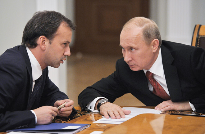 Phó thủ tướng Nga Arkady Dvorkovich (trái) và Tổng thống Putin. Ảnh: RIA.