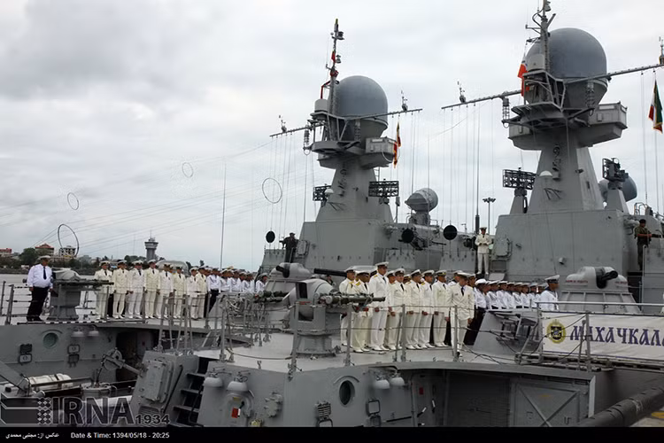 Điều này cho thấy, Quân đội Nga muốn biến Hạm đội Caspian thành một hình mẫu mới cho lực lượng hải quân nước này. Mặt khác các tàu chiến của Hạm đội Caspian không phải là các tàu chiến cỡ lớn mà chỉ có lượng giãn nước từ 500 tấn trở lên nhưng sức mạnh của chúng lại có thể vươn tới các mục tiêu cách biển Caspian hàng ngàn km. Nguồn ảnh: Vestnik Kavkaza.