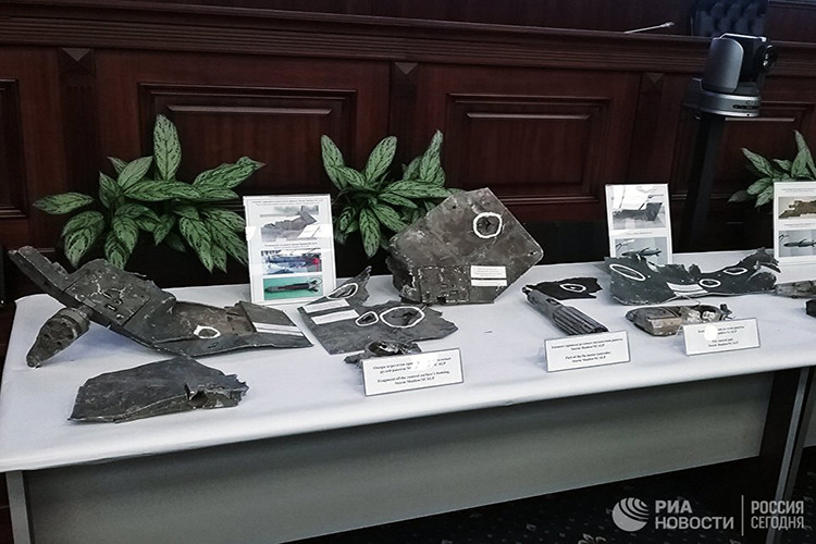 Ở một diễn biến khác, sau khi Bộ Quốc phòng Nga cung cấp các bằng chứng việc bắn hạ cũng như bắt sống các tên lửa hành trình của liên quân, Lầu Năm Góc đã ngay lập tức lên tiếng bác bỏ thông tin Nga thu giữ được các tên lửa hành trình còn nguyên vẹn và đồng thời âm thầm thừa nhận việc tên lửa của liên quân bị phòng không Syria bắn hạ. Nguồn ảnh: Ria.