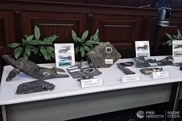 Ở một diễn biến khác, sau khi Bộ Quốc phòng Nga cung cấp các bằng chứng việc bắn hạ cũng như bắt sống các tên lửa hành trình của liên quân, Lầu Năm Góc đã ngay lập tức lên tiếng bác bỏ thông tin Nga thu giữ được các tên lửa hành trình còn nguyên vẹn và đồng thời âm thầm thừa nhận việc tên lửa của liên quân bị phòng không Syria bắn hạ. Nguồn ảnh: Ria.