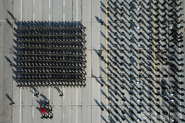 Đại diện Bộ Quốc phòng Nga cũng cho biết, các buổi tập luyện của những đơn vị nghi thức và đoàn xe diễu binh đã bắt đầu vào ngày 28/3 trên thao trường Alabino. Các buổi tập luyện ban đêm trên Quảng trường Đỏ sẽ được tổ chức từ ngày 26/4 và ngày 3/5. Buổi tổng duyệt diễn ra vào chiều tối ngày 6/5. Nguồn ảnh: RIA Novosti.