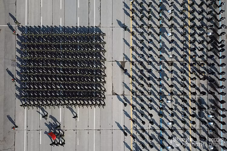 Đại diện Bộ Quốc phòng Nga cũng cho biết, các buổi tập luyện của những đơn vị nghi thức và đoàn xe diễu binh đã bắt đầu vào ngày 28/3 trên thao trường Alabino. Các buổi tập luyện ban đêm trên Quảng trường Đỏ sẽ được tổ chức từ ngày 26/4 và ngày 3/5. Buổi tổng duyệt diễn ra vào chiều tối ngày 6/5. Nguồn ảnh: RIA Novosti.