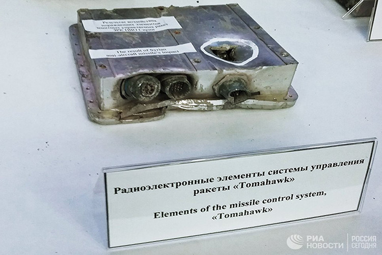 Cũng trong cuộc họp báo này phía Nga cũng lần đầu tiên cung cấp thông tin về hai quả tên lửa hành trình của liên quân còn nguyên vẹn mà họ đang nắm giữ gồm một tên lửa hành trình Tomahawk và một tên lửa tấn công chính xác không đối đất Storm Shadow hay SCALP EG được Anh và Pháp sử dụng trong vụ không kích. Nguồn ảnh: Ria.