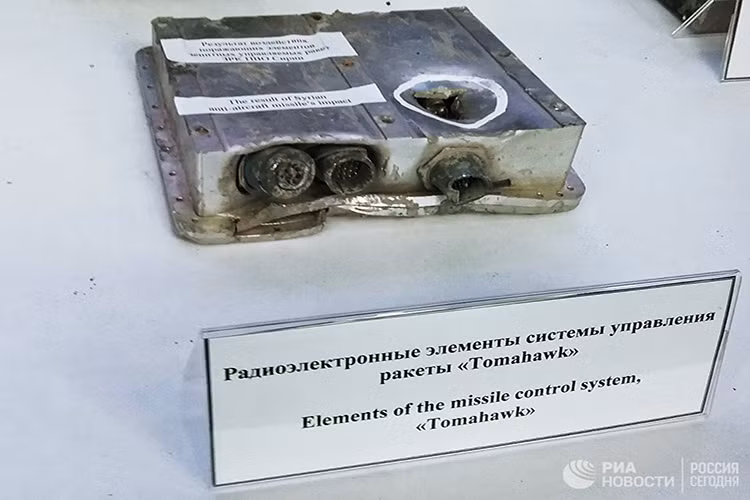 Cũng trong cuộc họp báo này phía Nga cũng lần đầu tiên cung cấp thông tin về hai quả tên lửa hành trình của liên quân còn nguyên vẹn mà họ đang nắm giữ gồm một tên lửa hành trình Tomahawk và một tên lửa tấn công chính xác không đối đất Storm Shadow hay SCALP EG được Anh và Pháp sử dụng trong vụ không kích. Nguồn ảnh: Ria.