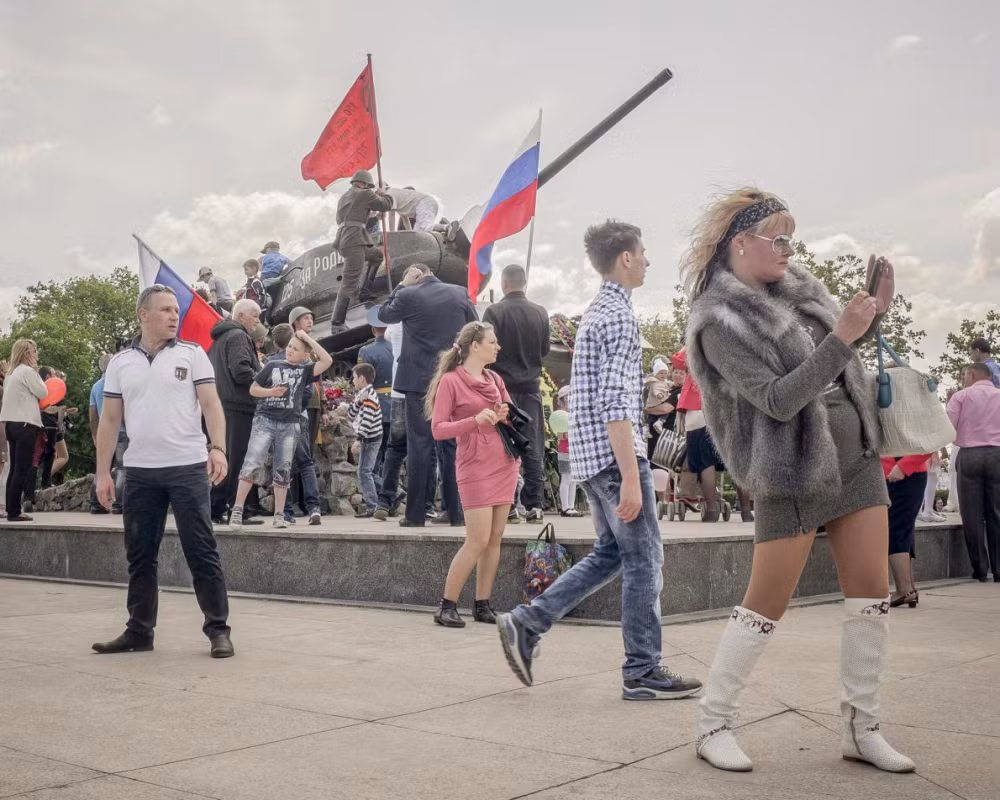 Transnistria là vùng đất nằm ở biên giới giữa Moldova và Ukraine, bờ phía Đông sông Dniester. Từ năm 1990, khu vực tách biệt chủ yếu nói tiếng Nga này không được công nhận bởi bất kỳ quốc gia thành viên nào của Liên Hợp Quốc. Hình ảnh người dân Transnistria kỷ niệm 70 năm kết thúc Thế chiến II và 25 năm tách ra từ Moldova.
