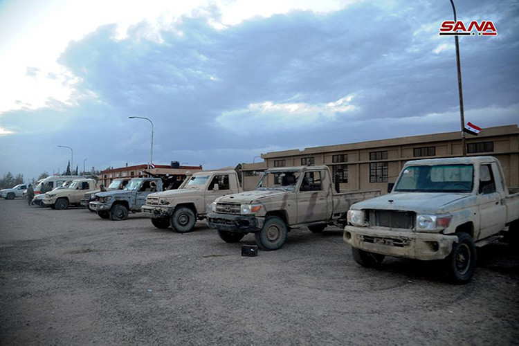 Ngoài ra còn có cả xe bán tải vũ trang cùng các vũ khí hạng nặng. Ảnh: SANA.