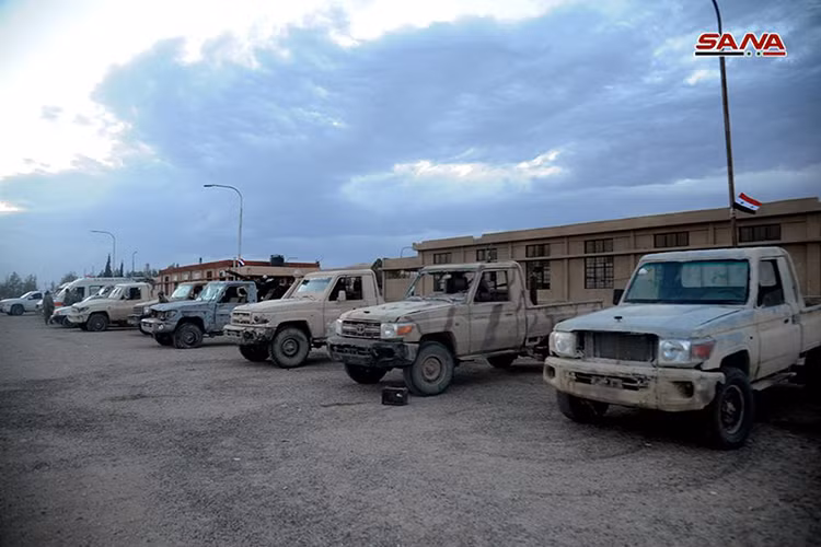 Ngoài ra còn có cả xe bán tải vũ trang cùng các vũ khí hạng nặng. Ảnh: SANA.