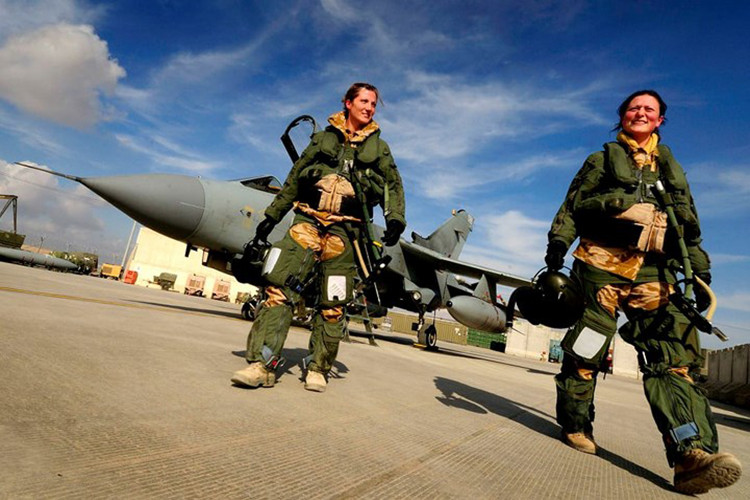 Những nữ phi công đầu tiên lái chiến đấu cơ Tornado làm nhiệm vụ ở Afghanistan năm 2009.