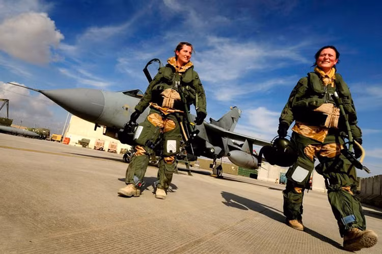 Những nữ phi công đầu tiên lái chiến đấu cơ Tornado làm nhiệm vụ ở Afghanistan năm 2009.