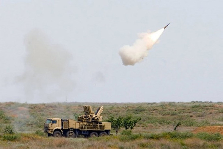 Trong cuộc xung đột ở Syria, tổ hợp Pantsir-S1 đã nhiều lần bắn hạ các loại đạn pháo phản lực và máy bay không người lái khác nhau, ví dụ như trong tháng 12 năm ngoái đã bắn hạ hai quả rocket do phiến quân bắn vào căn cứ không quân Hmeymim của Nga. Nguồn ảnh: Oryx Blog.