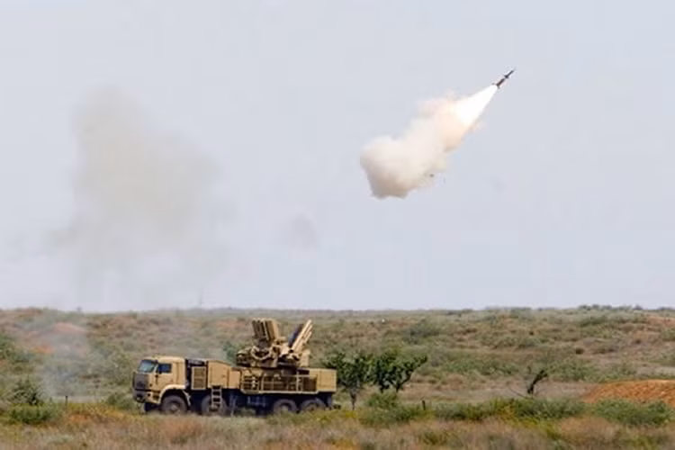 Trong cuộc xung đột ở Syria, tổ hợp Pantsir-S1 đã nhiều lần bắn hạ các loại đạn pháo phản lực và máy bay không người lái khác nhau, ví dụ như trong tháng 12 năm ngoái đã bắn hạ hai quả rocket do phiến quân bắn vào căn cứ không quân Hmeymim của Nga. Nguồn ảnh: Oryx Blog.