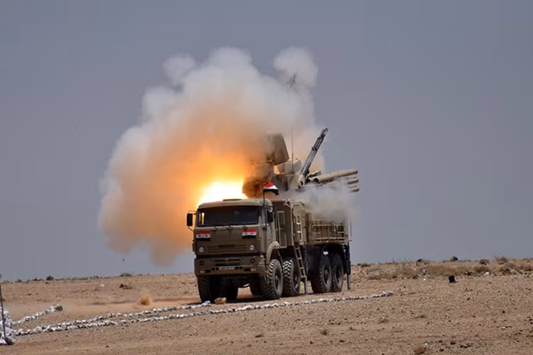 Mỗi tổ hợp Pantsir-S1 được trang bị bộ đôi vũ khí gồm pháo phòng không cao tốc 30mm 2A38M và tên lửa đất đối không 57E6-E với tầm tác chiến hiệu quả từ 4-20km. Riêng pháo phòng không cao tốc 2A38M có tốc độ bắn lên đến 2.500 phát/phút. Nguồn ảnh: Oryx Blog.