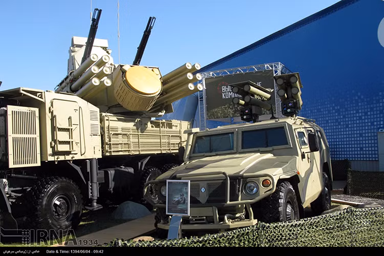 Và có lẽ người Syria đã không phải thất vọng, bởi hệ thống phòng không của họ mà trong đó có cả Pantsir-S1 đã lập được chiến công lớn khi đánh chặn thành công 5/8 quả tên lửa hành trình phóng từ chiến đấu cơ của Israel tấn công căn cứ không quân T-4 hôm 9/4, đạt tỷ lệ đánh chặn thành công tới 62%. Do đó, giả sử có một cuộc tấn công của tên lửa hành trình Tomahawk Mỹ vào Syria thì chính quyền của ông Assad cũng không có gì phải quá lo lắng. Nguồn ảnh: Uskowi on Iran