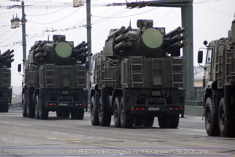 Việc Syria sở hữu Pantsir-S1 là điều mà ai cũng đã biết, nhưng với con số lên đến 40 tổ hợp thì mọi chuyện lại hoàn toàn khác nhất là khi loại vũ khí này có thể giúp Damascus đánh chặn các loại vũ khí công nghệ cao như tên lửa hành trình hay máy bay không người lái. Nguồn ảnh: nevskii-bastion.