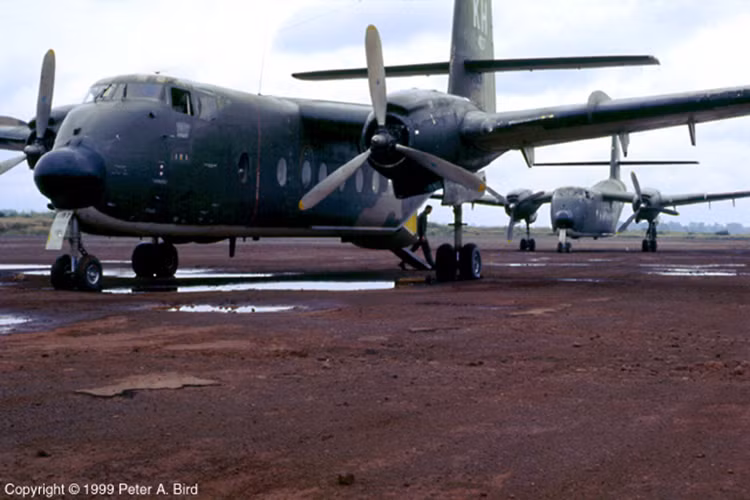 C-7 Caribou cất cánh lần đầu tiên vào năm 1958, chính thức được đưa vào trang bị năm 1961. Mặc dù hầu như C-7 Caribou không còn được sử dụng trong các hoạt động quân sự nữa nhưng một số ít vẫn "tại ngũ" nhờ ưu điểm độ bền cao. Trong ảnh là một phi đội C-7 của Mỹ hoạt động tại Buôn Mê Thuột trong Chiến tranh Việt Nam. Nguồn ảnh: C-7acaribou.com