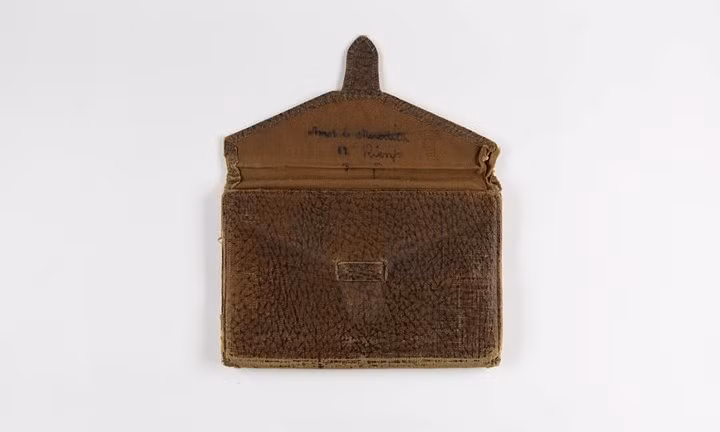Chiếc ví của binh sĩ Amos Mederith, hy sinh tháng 10/1917.