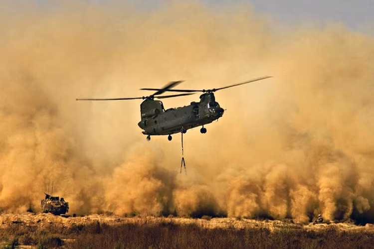 Một chiếc máy bay trực thăng CH47 Chinook làm nhiệm vụ ở Garmsir, tỉnh Helmand, Afghanistan. Ảnh chụp năm 2007.