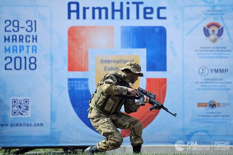 Theo hãng thông tấn RIA Novosti, triển lãm công nghệ quốc phòng ArmHiTec-2018 do Armenia tổ chức vừa chính thức bế mạc hôm 31/3 vừa rồi sau ba ngày mở cửa cho du khách tham quan. Như mọi năm ArmHiTec-2018 là nơi Quân đội Armenia phô diễn các trang thiết bị quân sự hiện đại nhất của nước và hầu hết trong số đó đều có nguồn gốc từ Nga. Nguồn ảnh: RIA.