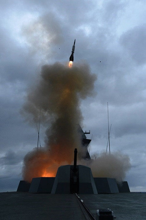 Về vũ khí, tàu được trang bị 8 tên lửa chống hạm loại RGM-84C Harpoon SSM với dự trữ 24 đầu đạn, các hệ thống phòng không bao gồm 2 ống phóng Sylver A50x8 cùng 2 ống phóng Sylver A43x8 và hệ thống chống ngầm bao gồm 2 x3 ống phóng ngư lôi B515. Nguồn ảnh: Naval Technology.