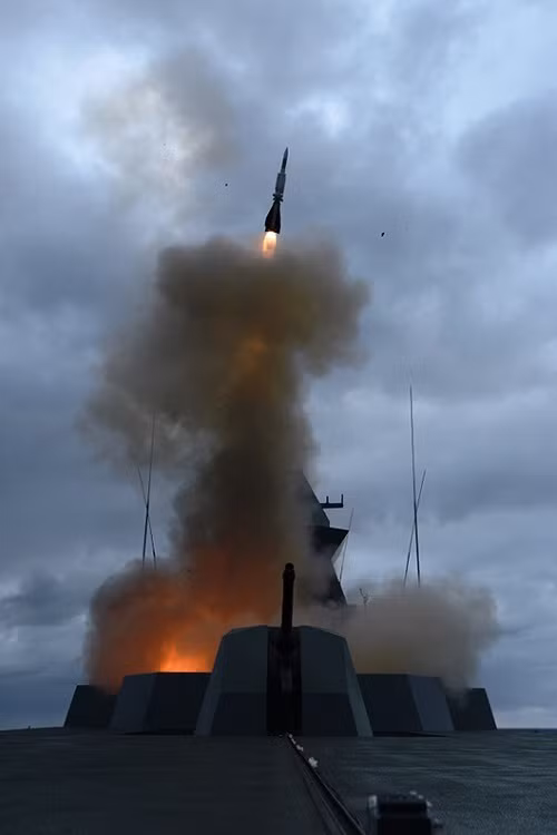 Về vũ khí, tàu được trang bị 8 tên lửa chống hạm loại RGM-84C Harpoon SSM với dự trữ 24 đầu đạn, các hệ thống phòng không bao gồm 2 ống phóng Sylver A50x8 cùng 2 ống phóng Sylver A43x8 và hệ thống chống ngầm bao gồm 2 x3 ống phóng ngư lôi B515. Nguồn ảnh: Naval Technology.