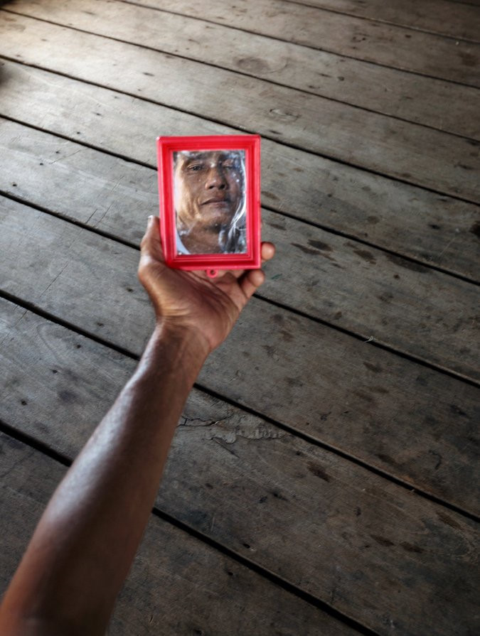 Hoarith là người đàn ông làm nghề thủ công lành nghề nhất trên Biển Hồ. Mỗi buổi sáng, ông thức dậy lúc 5h, mua chén mì từ một chiếc ghe chạy ngang qua, cùng loại với chiếc ghe mà vợ ông, bà Vo Thi Vioh dùng để bán hàng rau. Sau khi bà đi rồi, ông cuốn tấm thảm trải nền lên rồi bắt đầu một ngày của mình. Ở ngoài kia, những người phụ nữ trên ghe bán từ bình ga, súp đến nước có ga. "Tôi biết rõ Biển Hồ như lòng bàn tay mình", ông nói. Ảnh: New York Times.